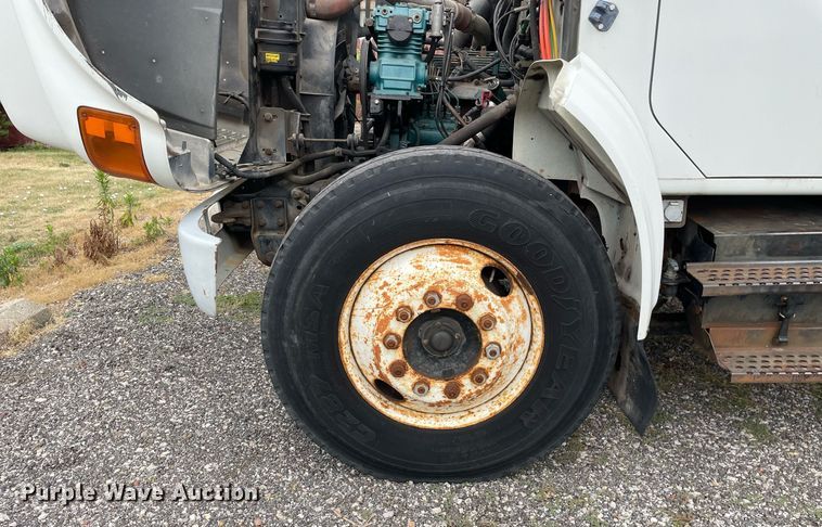 image for item LJ9762 1993 International 4700  bucket truck