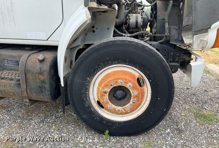 image for item LJ9762 1993 International 4700  bucket truck