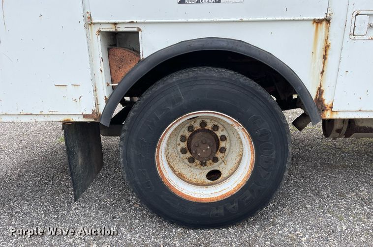 image for item LJ9762 1993 International 4700  bucket truck