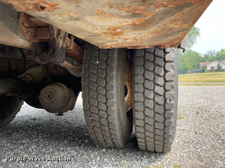 image for item LJ9762 1993 International 4700  bucket truck
