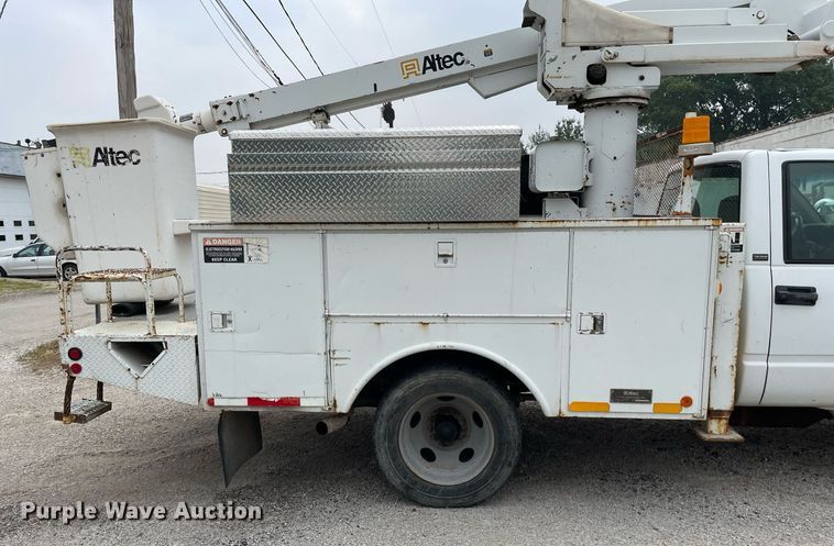 image for item LJ9765 1996 Chevrolet C3500  bucket truck