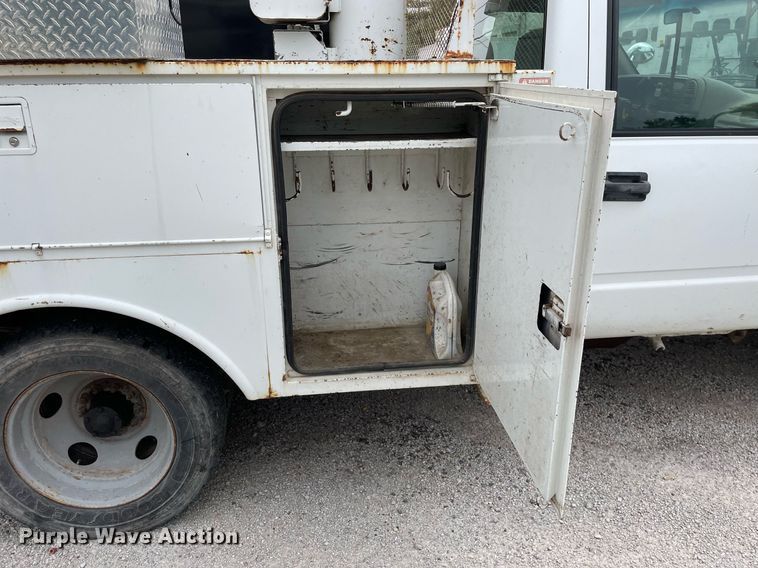 image for item LJ9765 1996 Chevrolet C3500  bucket truck