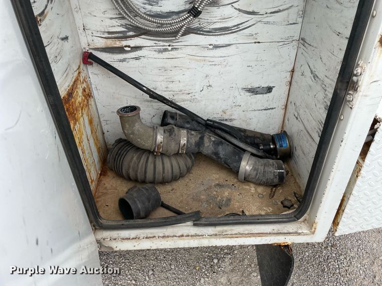 image for item LJ9765 1996 Chevrolet C3500  bucket truck