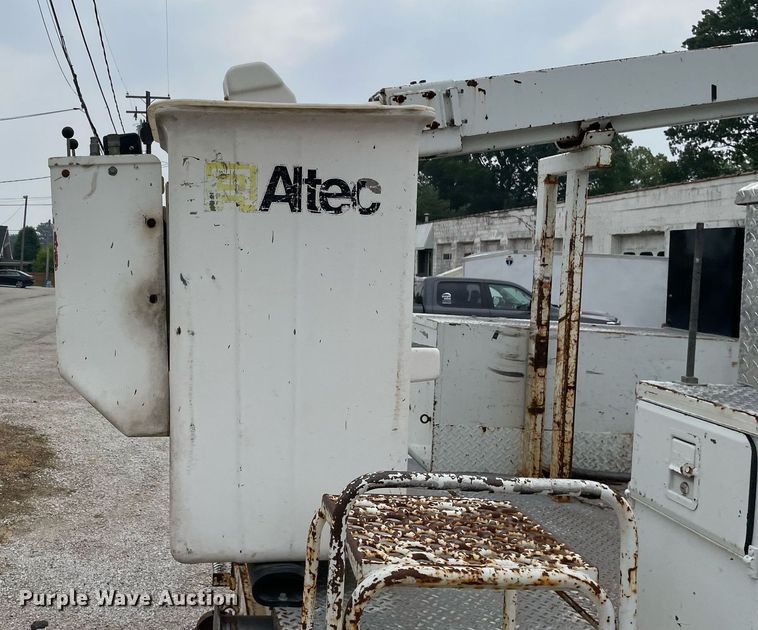 image for item LJ9765 1996 Chevrolet C3500  bucket truck