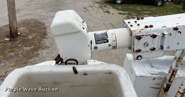 image for item LJ9765 1996 Chevrolet C3500  bucket truck