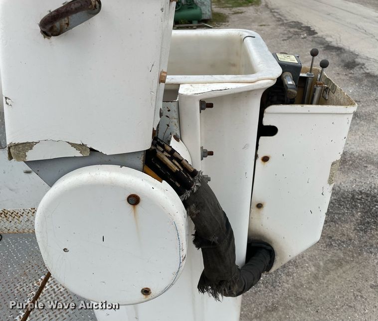 image for item LJ9765 1996 Chevrolet C3500  bucket truck