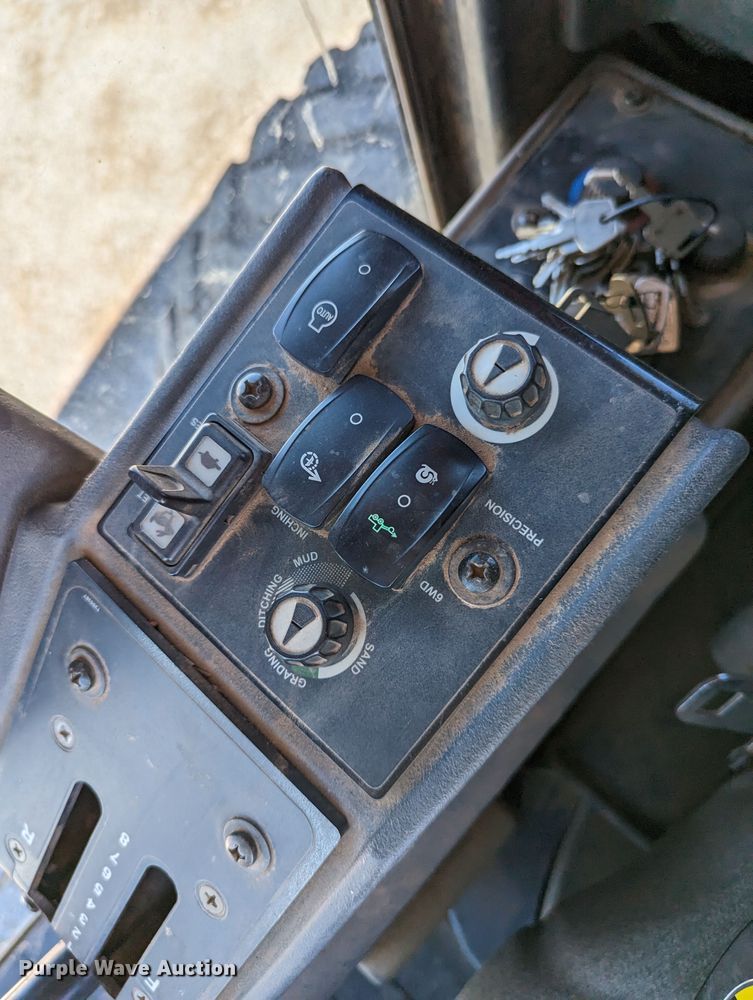 image for item LM9805 2008 John Deere 772D  motor grader