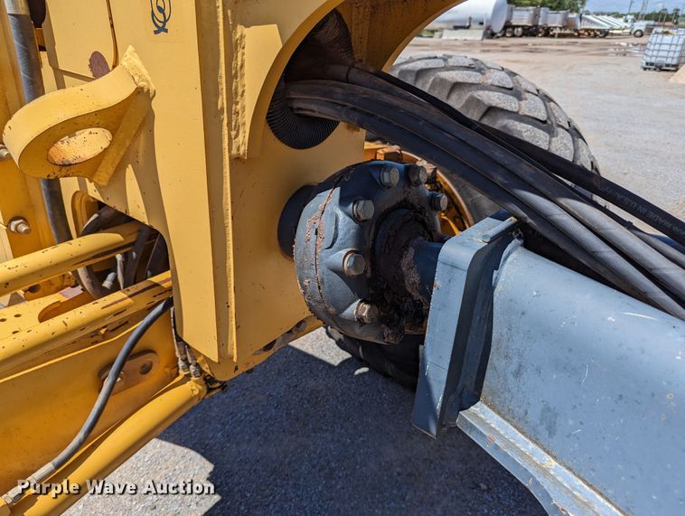 image for item LM9805 2008 John Deere 772D  motor grader