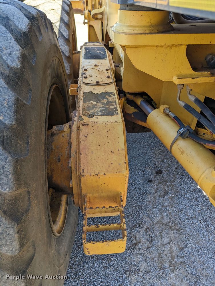 image for item LM9805 2008 John Deere 772D  motor grader