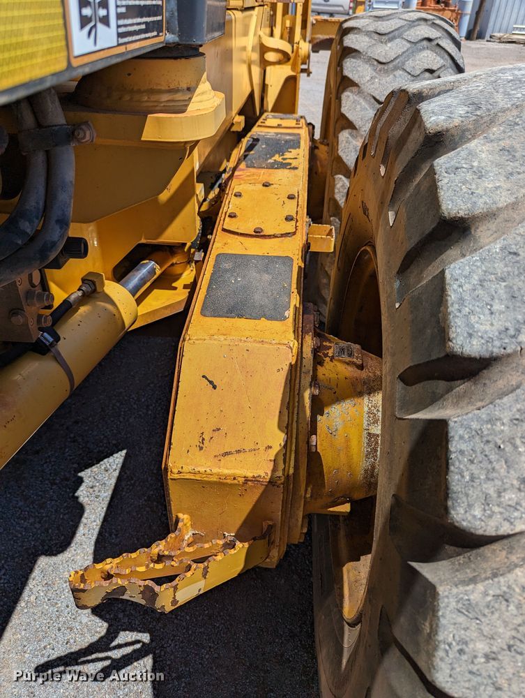 image for item LM9805 2008 John Deere 772D  motor grader