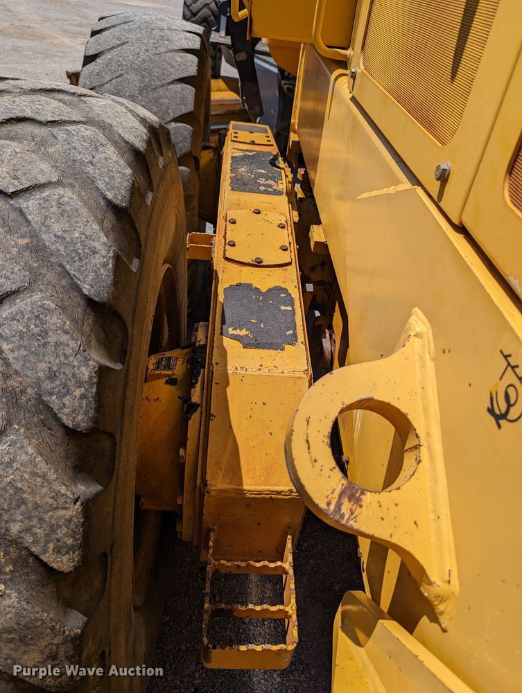 image for item LM9805 2008 John Deere 772D  motor grader