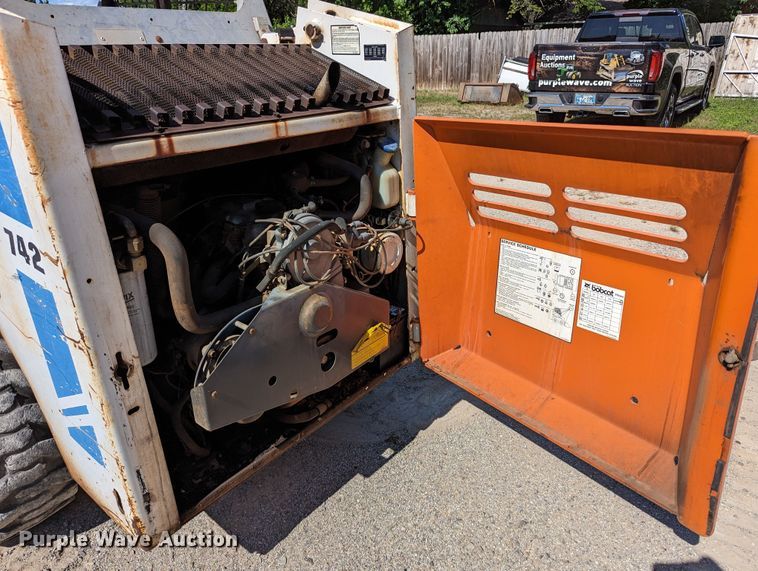 image for item LM9813 1989 Bobcat 742  skid steer loader