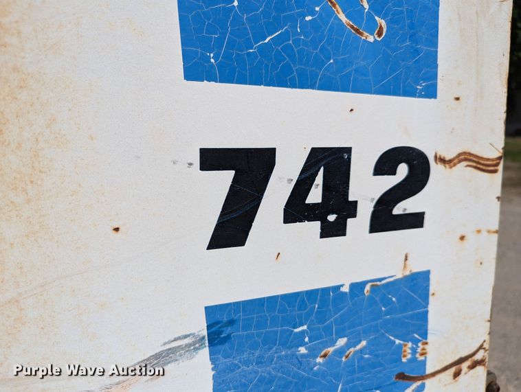 image for item LM9813 1989 Bobcat 742  skid steer loader