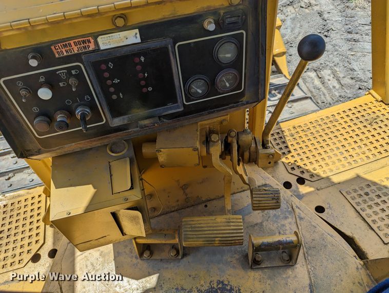 image for item LM9820 1993 Caterpillar D6H XL Series II  dozer