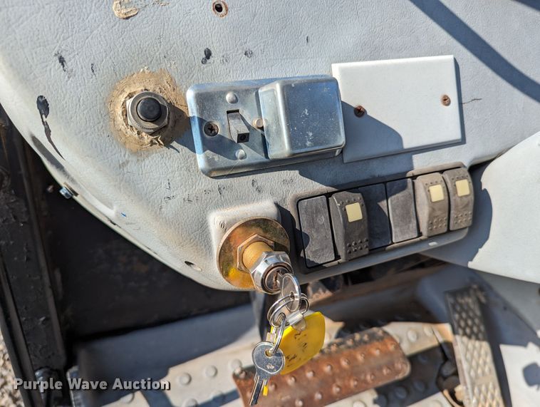 image for item LM9831 2000 Caterpillar TH103  telehandler