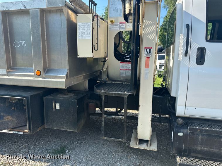 image for item LN9272 2009 GMC C7500  Crew Cab crane truck