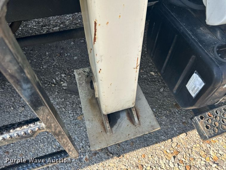 image for item LN9272 2009 GMC C7500  Crew Cab crane truck