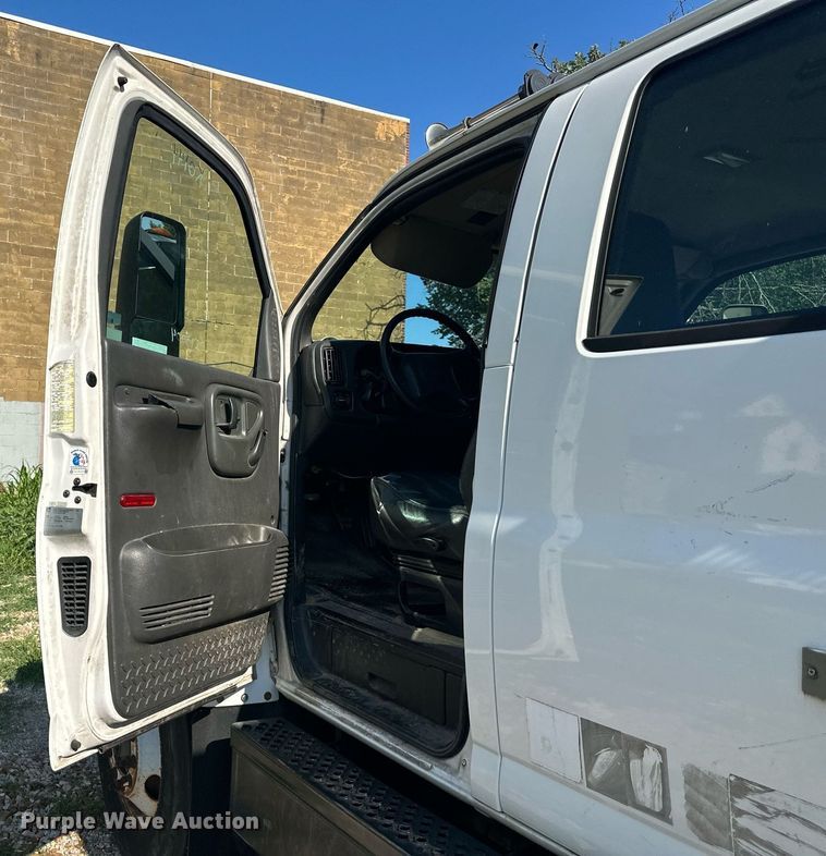 image for item LN9272 2009 GMC C7500  Crew Cab crane truck