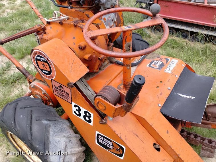 image for item LP9627 Ditch Witch M422  trencher