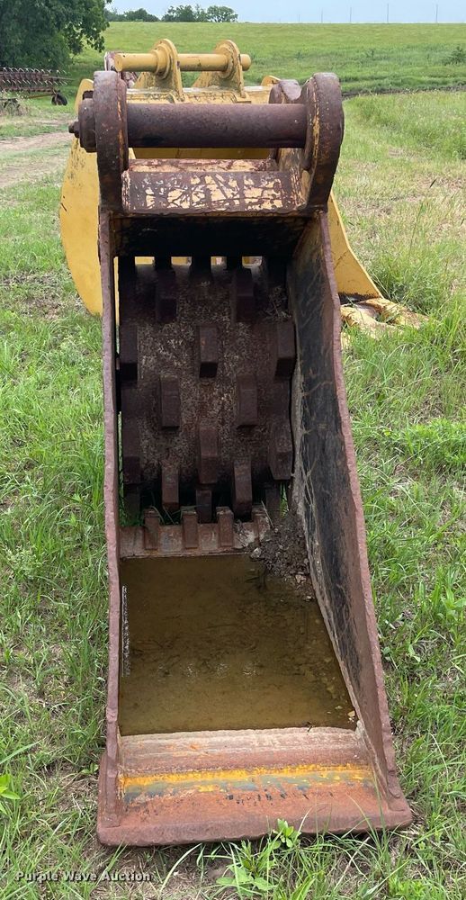 image for item LS9289 Tooth Pro  excavator roller compaction bucket