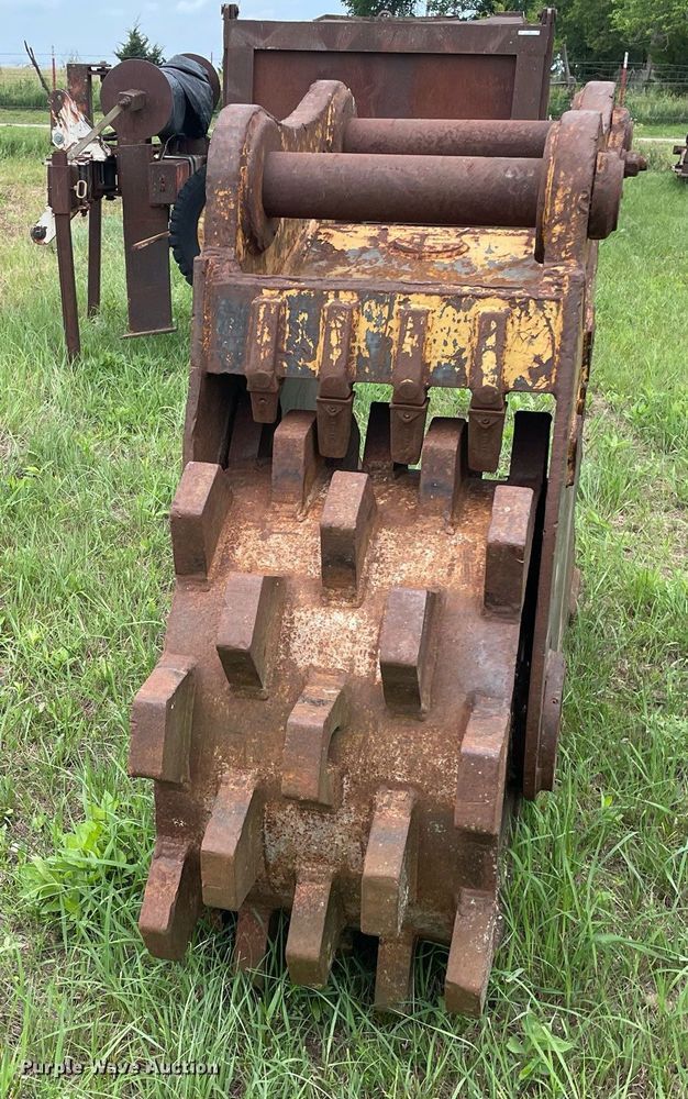 image for item LS9289 Tooth Pro  excavator roller compaction bucket