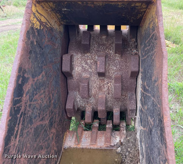 image for item LS9289 Tooth Pro  excavator roller compaction bucket