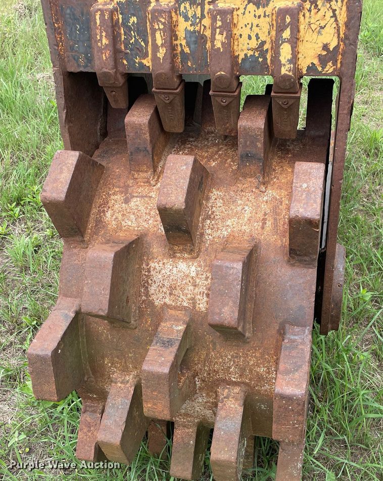 image for item LS9289 Tooth Pro  excavator roller compaction bucket