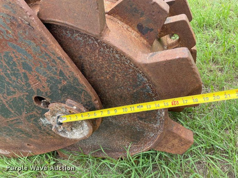 image for item LS9289 Tooth Pro  excavator roller compaction bucket