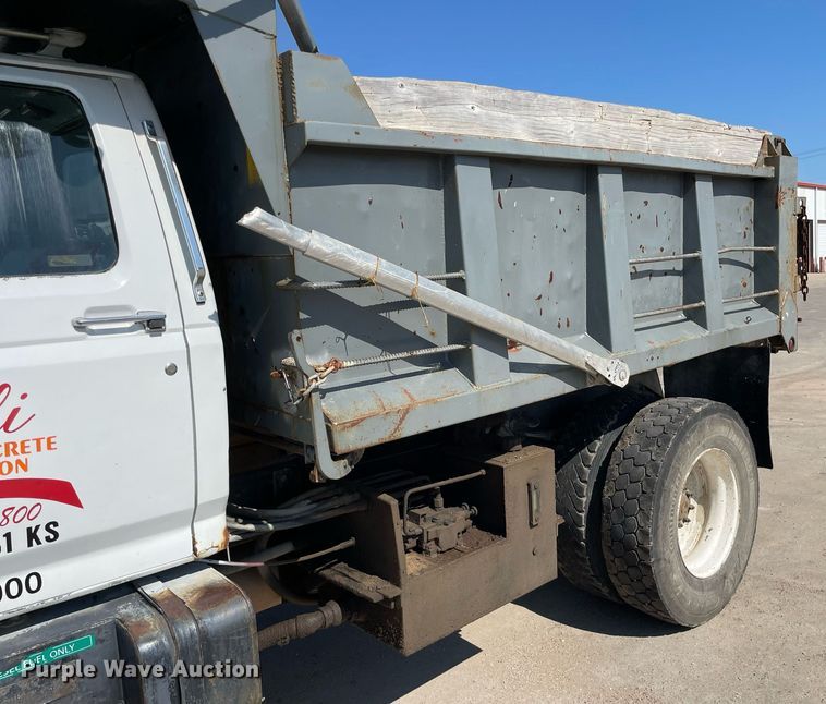 image for item LS9296 1991 Ford F800  dump truck