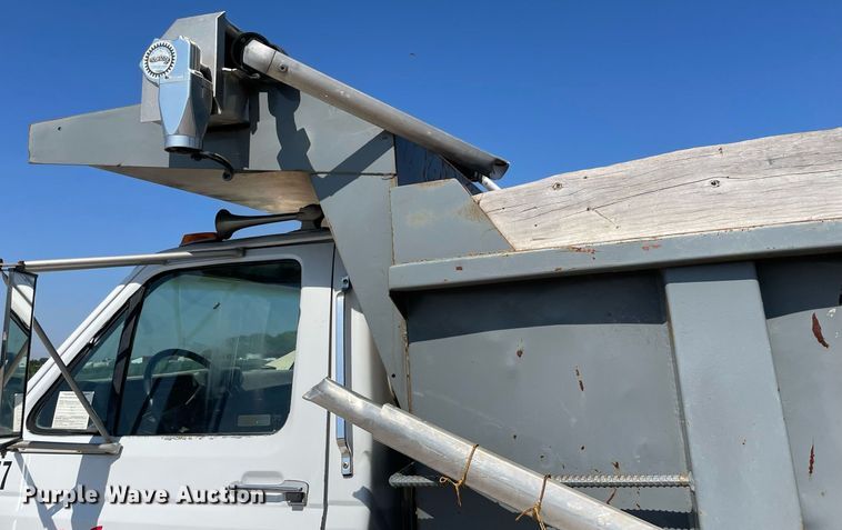 image for item LS9296 1991 Ford F800  dump truck