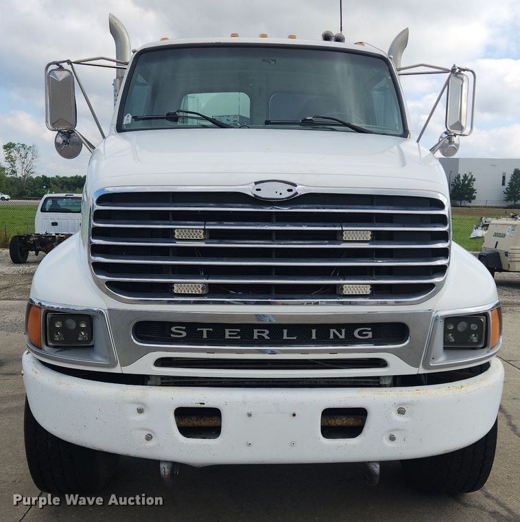 image for item LX9739 2004 Sterling L9500  fuel / lube truck