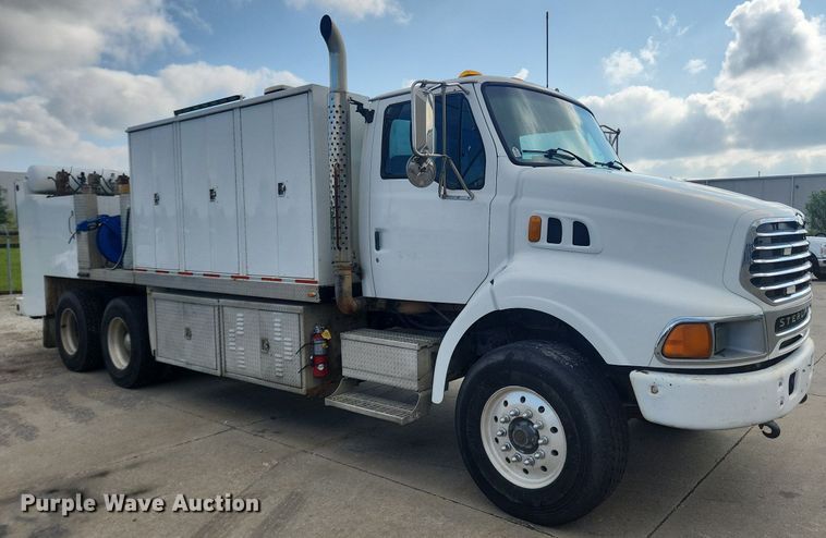 image for item LX9739 2004 Sterling L9500  fuel / lube truck