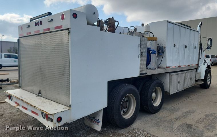 image for item LX9739 2004 Sterling L9500  fuel / lube truck