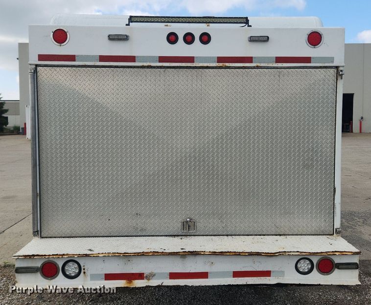 image for item LX9739 2004 Sterling L9500  fuel / lube truck