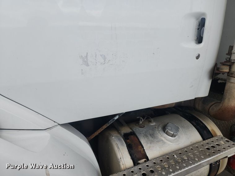 image for item LX9739 2004 Sterling L9500  fuel / lube truck