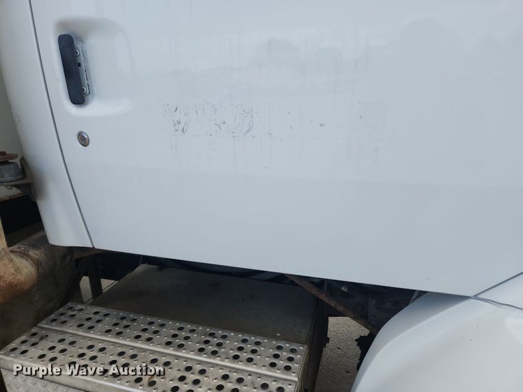 image for item LX9739 2004 Sterling L9500  fuel / lube truck