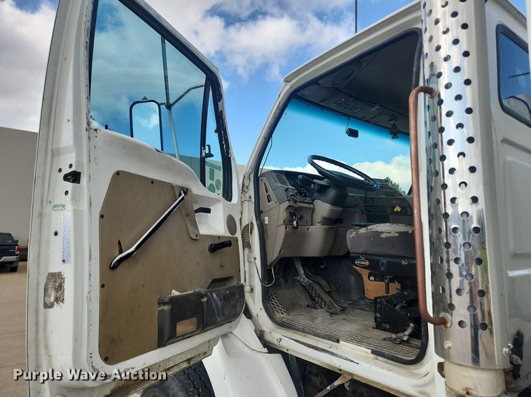 image for item LX9739 2004 Sterling L9500  fuel / lube truck