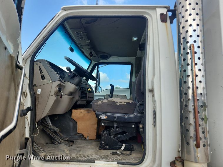 image for item LX9739 2004 Sterling L9500  fuel / lube truck