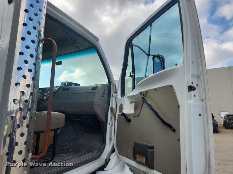 image for item LX9739 2004 Sterling L9500  fuel / lube truck