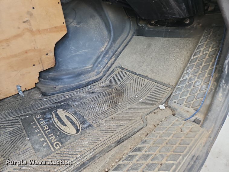 image for item LX9739 2004 Sterling L9500  fuel / lube truck