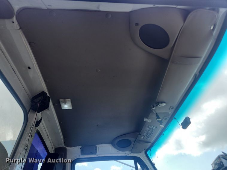 image for item LX9739 2004 Sterling L9500  fuel / lube truck