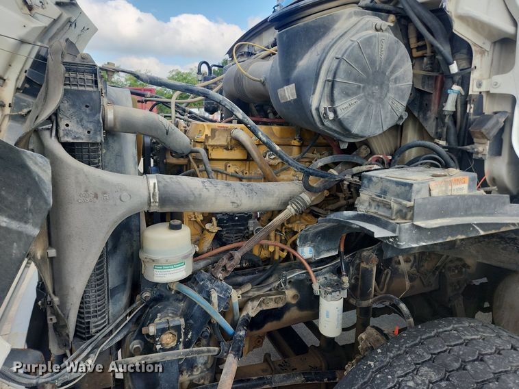 image for item LX9739 2004 Sterling L9500  fuel / lube truck