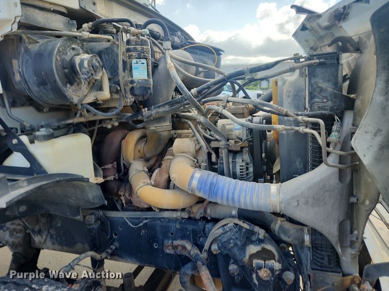 image for item LX9739 2004 Sterling L9500  fuel / lube truck