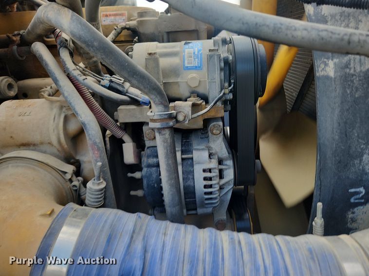 image for item LX9739 2004 Sterling L9500  fuel / lube truck