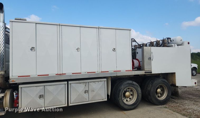 image for item LX9739 2004 Sterling L9500  fuel / lube truck