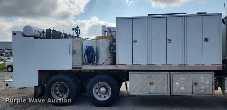 image for item LX9739 2004 Sterling L9500  fuel / lube truck