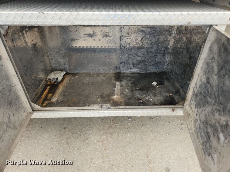 image for item LX9739 2004 Sterling L9500  fuel / lube truck