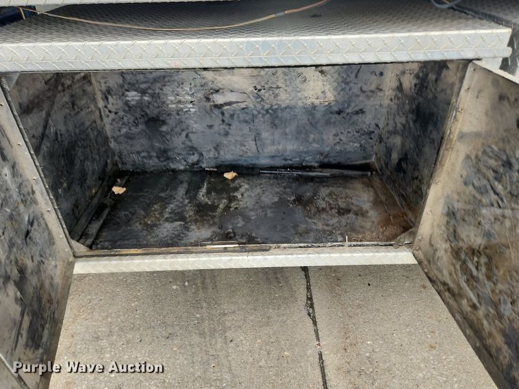 image for item LX9739 2004 Sterling L9500  fuel / lube truck