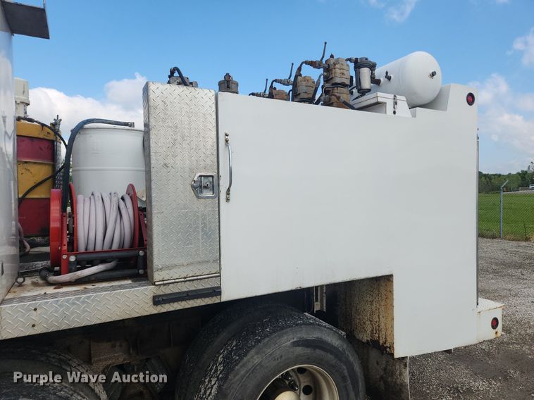 image for item LX9739 2004 Sterling L9500  fuel / lube truck