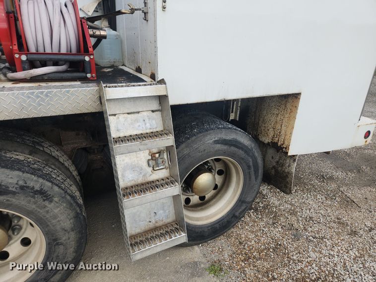 image for item LX9739 2004 Sterling L9500  fuel / lube truck